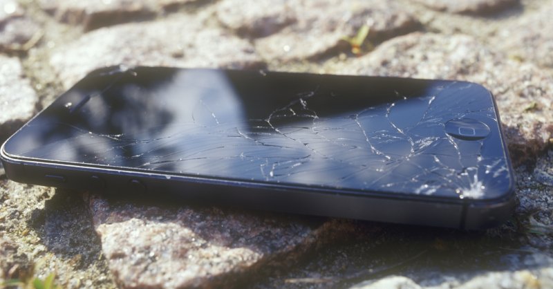 Scherben bringen meist kein Glück: Dank Reparatursets lässt sich ein iPhone-5-Display aber günstig selbst austauschen