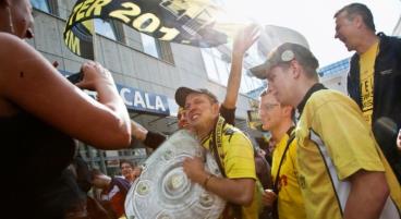 Nicht nur Fans von Borussia Dortmund kommen durch den Preisvergleich günstiger ans Fantrikot.